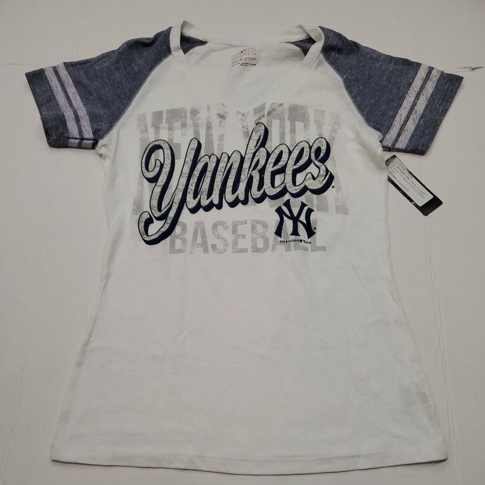 NWT New York Yankees MLB White Blue V-Neck T-Shirt Women’s Small New With Tags